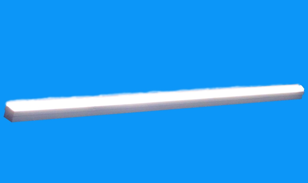 Led_svetilka_med_delovanjem_z_prosojno_lečo.jpg Led_svetilka_med_delovanjem_z_prosojno_lečo.jpg
